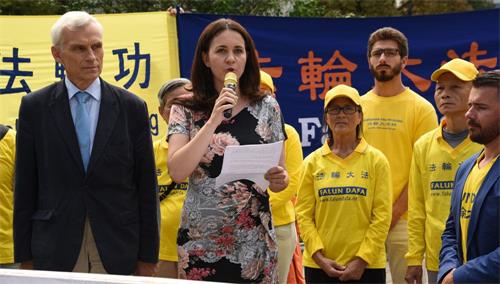 '圖10：波蘭議會議員Kornelia?Wroblewska女士（中）在集會上發言，左為波蘭議會議員、前華沙市市長Marcin?Swiecicki先生'