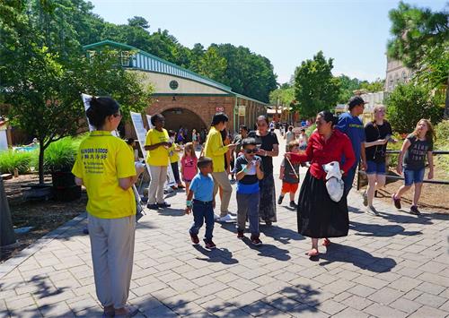 '圖5：法輪功學員在石頭山傳播法輪功的真相。'