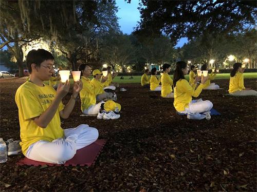 '圖1～3：法輪功學員聚集在奧蘭多市中心的伊奧拉湖（Lake?Eola）公園集體煉功'