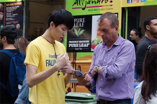 '圖1～5：法輪功學員參加在加拿大多倫多舉辦的青年日慶祝活動，向民眾介紹功法。'