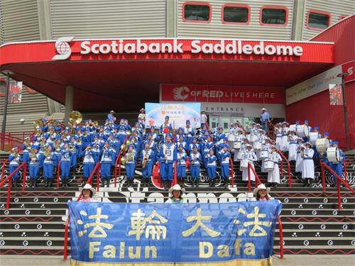 '圖5：牛仔節開幕當天，天國樂團在牛仔公園斯考特班克競技中心（Scotiabank?Saddledome）表演'