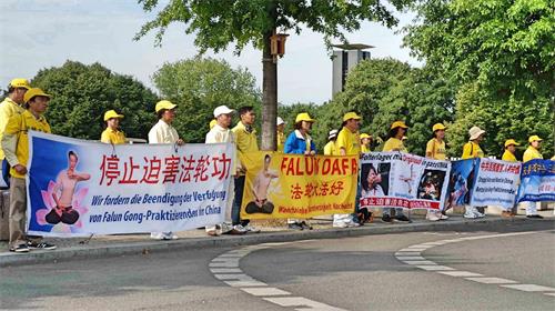 '圖1～2：二零一八年七月九日，中國總理李克強訪問德國，柏林部份法輪功學員聚集在德國總理府前集會，呼籲制止中共迫害法輪功。'