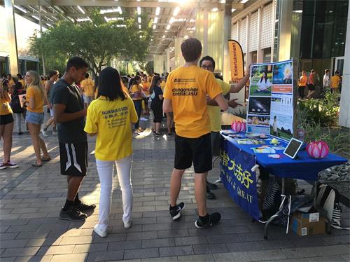 '圖2～4：亞利桑那州立大學舉辦的校園文化節上法輪功學員和各國學生交談，介紹法輪功'