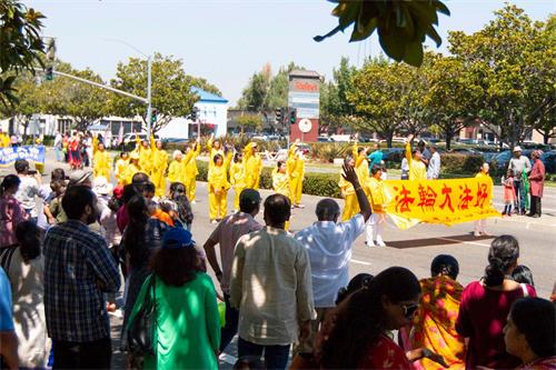 '圖6：民眾向法輪功學員的隊伍招手'