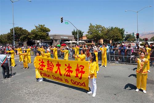 '圖7：法輪功學員在主席台前演示功法'