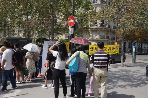 '圖1：大陸遊客在拍照真相展板，以備私下裏仔細閱讀。'