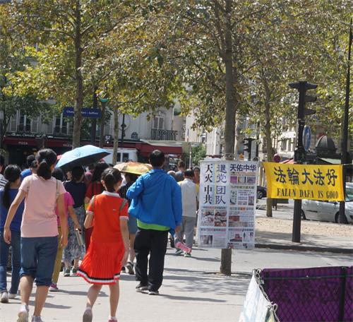 '圖2：「天滅中共，天佑中華」的展板和橫幅就在眼前，中國遊客一抬頭就可見到。'