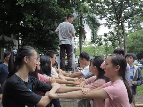 '圖7：「勇氣倒」的團康活動，透過團隊成員協力守護他人，讓邱思茹突破心防，願意相信別人。'