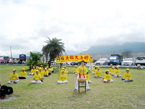 '圖1：花蓮法輪功學員在七星潭前演奏唐鼓。'