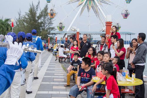 圖1~2：法輪功學員在巴丹島海濱遊樂園遊行