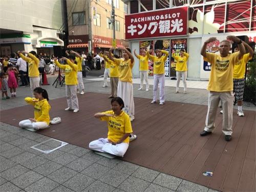 '圖：二零一八年八月五日下午，法輪功學員們在「第五十五屆大四日市慶祝活動」上演示了法輪功的五套功法。'