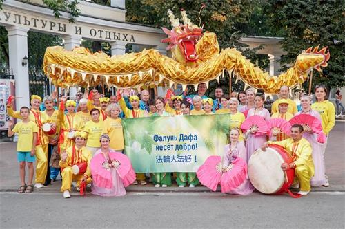 '圖1～4：法輪功學員參加俄羅斯卡魯加市（Kaluga）城市日遊行'