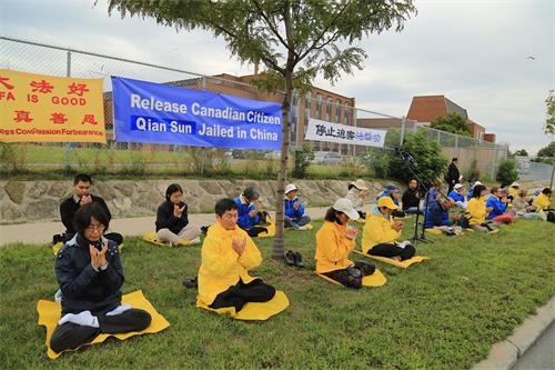 '圖1：九月十日，渥太華部份法輪功學員在中使館前呼籲立即釋放加拿大公民孫茜'