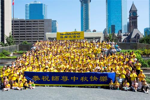 '圖：二零一八年九月十六日，多倫多法輪功學員彙集在市府大樓前，懷著無限感恩的心、恭祝師父中秋快樂！'