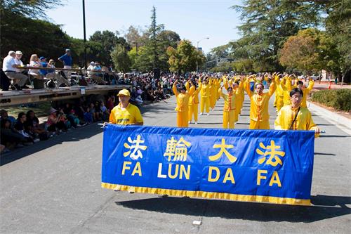 '圖3：法輪功煉功隊在主席台前演示功法'