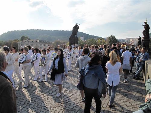 '圖10：在古城裏古橋上，看到法輪功學員的遊行，人們無不震驚'