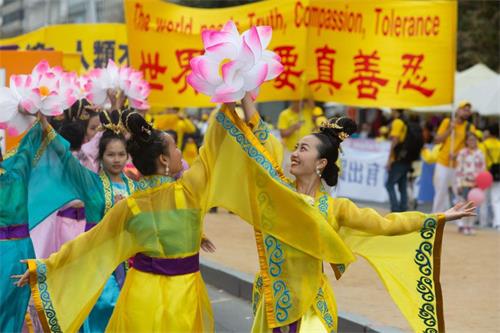 '圖4：法輪功學員仙女舞蹈方陣'