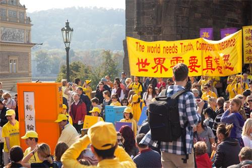 '圖5：二零一八年九月二十八日下午，法輪功遊行隊伍經過著名旅遊景點查爾斯橋。'