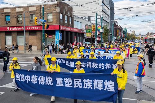 '圖1～16：二零一八年九月二十九日，多倫多法輪功學員和民眾在市中心舉行聲援三億人「三退」（退出中共黨、團、隊）大遊行。遊行由天國樂團?、法輪大法好、停止迫害法輪功、腰鼓隊、賀三億三退大潮等五大方陣組成。'