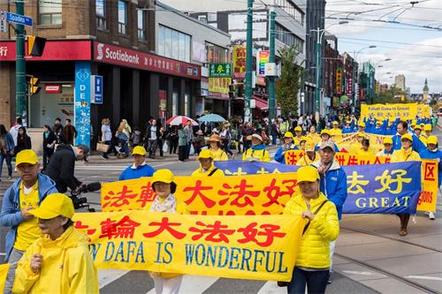 '圖1～4：二零一八年九月二十九日，多倫多法輪功學員舉行了聲援三億人「三退」（退出中共黨、團、隊）大遊行，很多民眾觀看並合影'