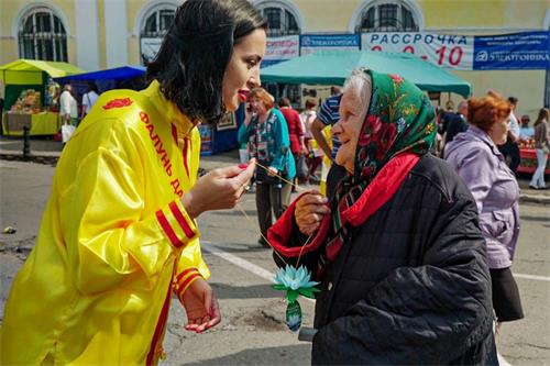 '圖6～9：法輪功學員在最繁華熱鬧的大教堂廣場上展示功法，和系列弘法活動'