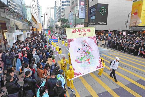 '圖7：遊行隊伍向民眾送上新年祝福。'