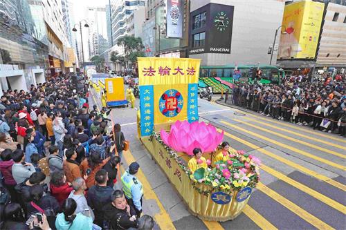 '圖9：色彩繽紛的「法船」，吸引了許多民眾的目光。'