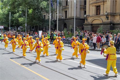 '圖1～2：二零一九年一月二十六日，參加澳洲國慶日（Australian?Day）盛裝大遊行的法輪功學員隊伍。'