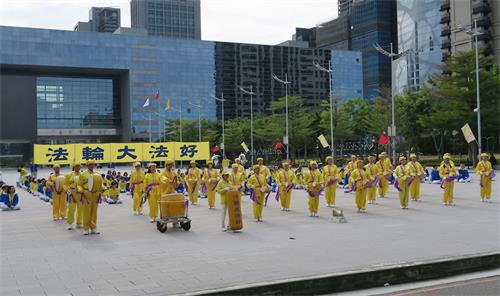 '圖4：咚咚的鼓聲，一身金黃裝扮的腰鼓隊，吸引過往行人的目光。'