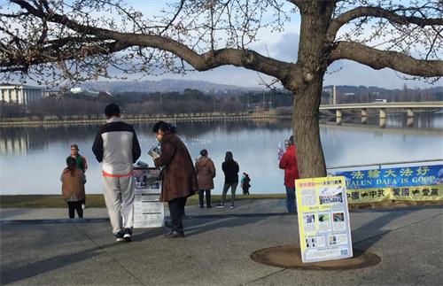 '圖1～2：堪培拉法輪功學員在聯邦公園向中國人講真相'