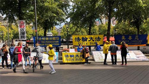 '圖1～3：二零一九年九月九日，法輪功學員在荷蘭眾議院外講真相，民眾關注中共對法輪功學員的迫害。'