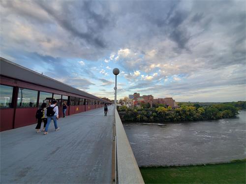 '圖1：華盛頓大橋（Washington Avenue Bridge）連接著明尼蘇達大學被密西西比河分為東岸（East Bank）和西岸（West Bank）的兩個校區。'