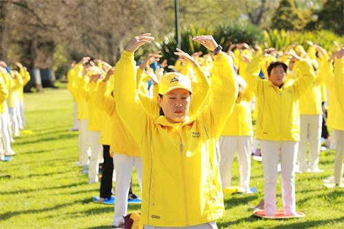 '圖1～4：二零一九年十月十二日，法輪功學員們在墨爾本最著名的旅遊景點費茨羅伊公園（Fitzroy Gardens）參加集體晨煉。'