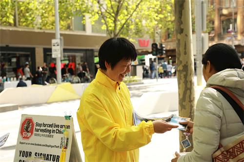 '圖8：法輪功學員在步行街（Swanston Street）設立法輪大法信息台。'