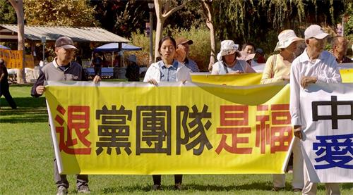 '圖2～5：集體煉功結束後，法輪功學員來到交通要道──山谷大道（Valley Blvd），築起真相長城。'