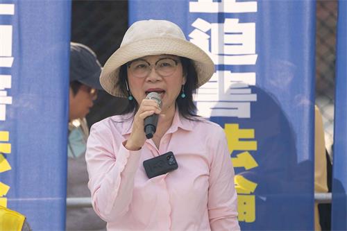 '圖5：香港學員廖女士發言，控訴中共的流氓暴力。'