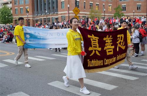 '圖1～2：二零一九年十月四日，俄亥俄州立大學舉行了一年一度的返校日遊行（Homecoming parade），該大學的法輪大法學生社團也是遊行隊伍中的一員，向師生和家長介紹法輪功。'