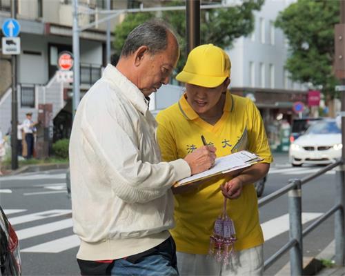 '圖4～5：法輪功學員向民眾講真相，並徵集反迫害簽名。'