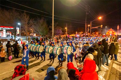 '圖6～7：下午六點天國樂團趕到列治明山（Richmond Hill）參加了聖誕遊行'