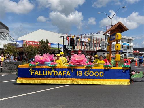 '圖2～3：腰鼓隊和花車參加了奧克蘭麥紐瑞瓦（Manurewa）和北帕市（Palmerston North）的聖誕遊行。'