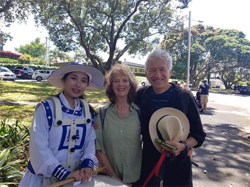 '圖5：奧克蘭大學教授約翰﹒雷本（右一）和朋友瑪麗﹒漢考克（中）和天國樂團成員合影'