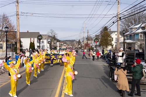 '圖1～5：法輪大法團體參加第48屆三州商會聖誕遊行（48th Tri-State Chamber of Commerce Christmas Parade）。'