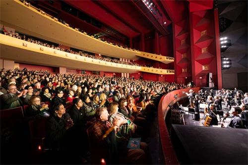 '圖1：二零一九年十二月二十日至二十二日，神韻國際藝術團在紐約帕切斯學院表演藝術中心連演四場演出，場場爆滿。圖為二十一日演出的盛況。'