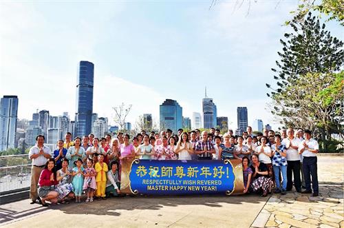 '圖1：澳洲昆士蘭法輪功學員齊聚在袋鼠角公園（Kangaroo Point Park），一起恭祝法輪功創始人李洪志先生新年好！'