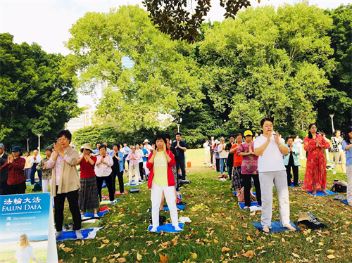 '圖2：悉尼法輪功學員集體煉功，向世人展示法輪大法五套功法'