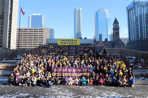 '圖1：二零二零年新年來臨之際，多倫多法輪功學員聚集在市政廳前向慈悲偉大的師父致以最崇高的敬意！恭祝師父新年好！'