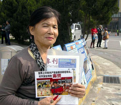 圖10：從大陸嫁到台灣的李鑫菊，從二零零五年起就每天都到台北故宮講真相勸退。