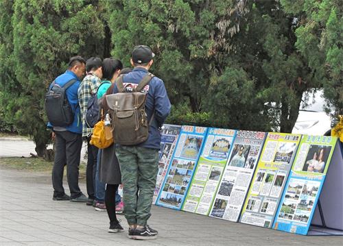 '圖1～4：故宮景點上特殊的風景線：法輪功真相展板及內容吸引大陸遊客聚焦與關心。'