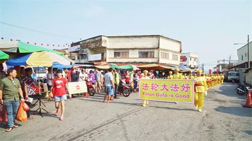 圖10～14：二零一九年二月十七日，大年十三，法輪功學員陸續來到雪蘭莪州蕉賴十一哩（Batu 11， Cheras）舉行第三場的遊行，向當地民眾送上新年祝福。