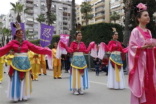 '圖1～4：法輪功學員參加橙花節遊行'